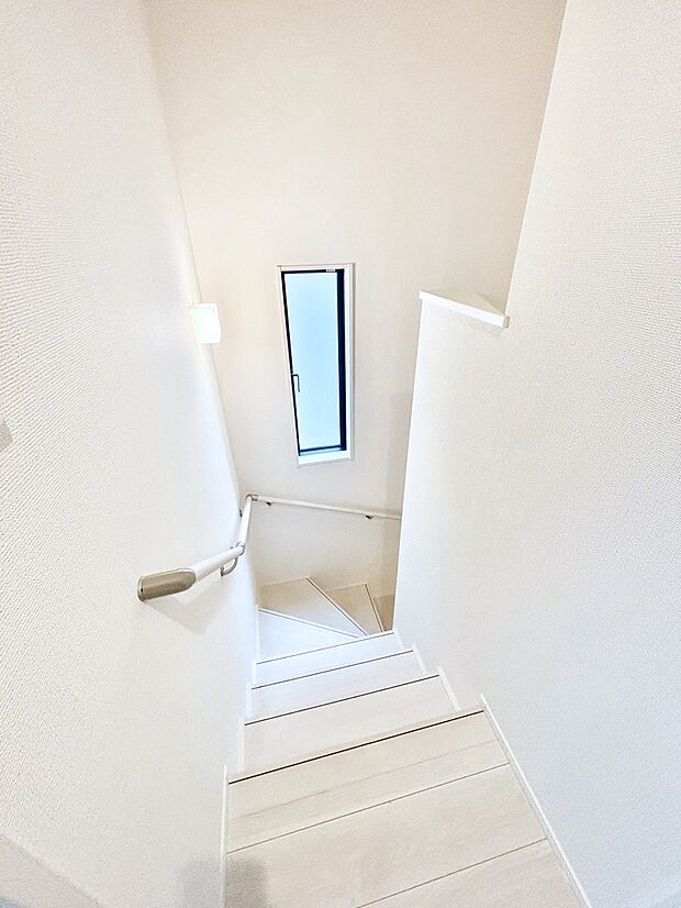 階段は手すり付きなので小さなお子さまやご高齢の方も安心です