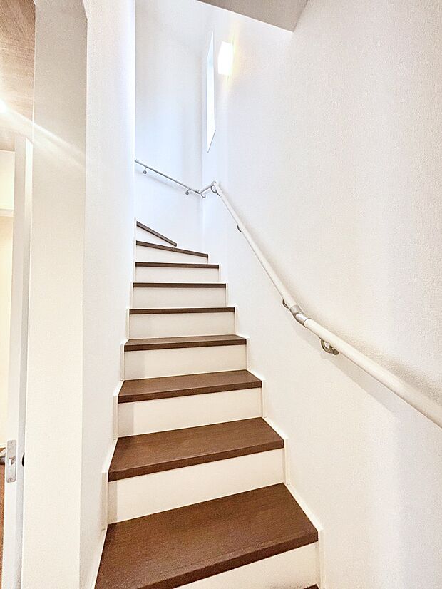 安全性を考慮し階段には手すりを設置しています