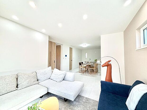 ご家族の賑やかな話し声で包まれる明るいリビング