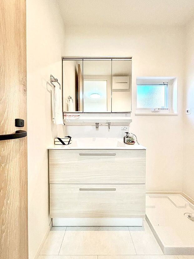 大きく見やすい三面鏡で清潔感ある洗面台は、身だしなみチェックや肌のお手入れにおすすめです。