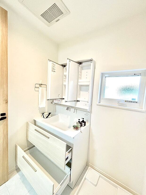 洗面所にはたっぷりの収納スペース