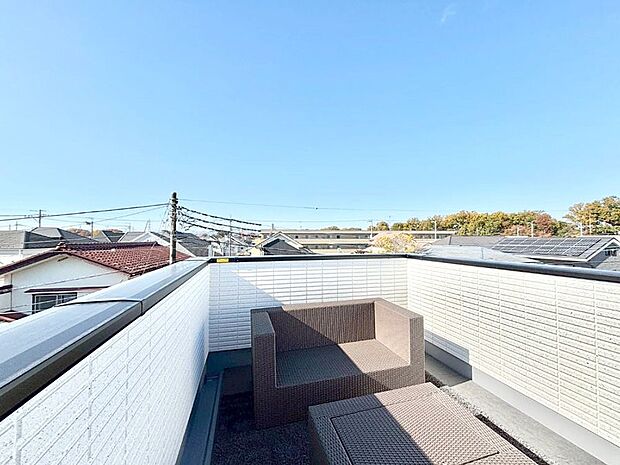 屋上テラス。眺めも良く、大きな洗濯物も広げて干せます。