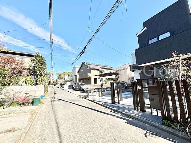 前面道路はきちんと整備されています