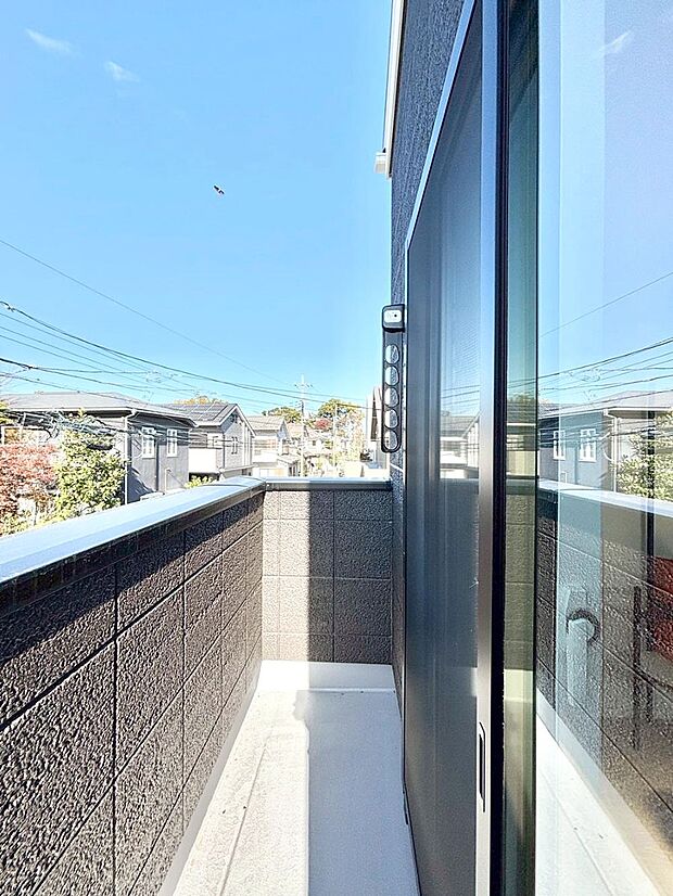 暖かな陽光が降り注ぐバルコニーはお洗濯におすすめ。爽やかな風も心地よいです。