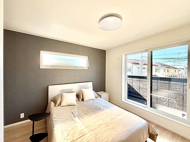 バルコニーが開放感をプラスしてくれる洋室