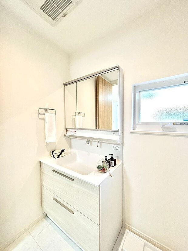 清潔感のある快適空間です。毎日の身支度も気持ち良くお使い頂けます。