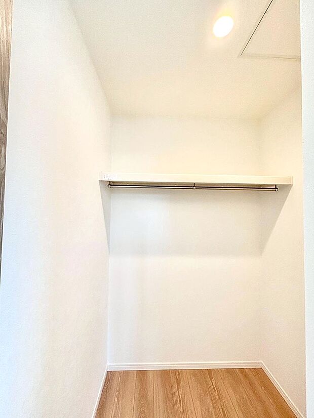 ウォークインクローゼット付きで生活空間を広く利用できます。