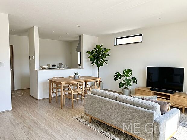 ご家族の賑やかな話し声で包まれる明るいリビング  ※家具はCGです