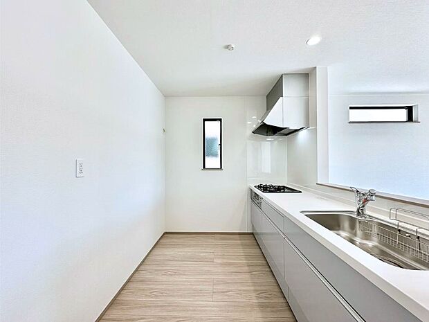 爽やかな風が通り抜けるキッチン。窓があるので明るく換気にも役立ちます。