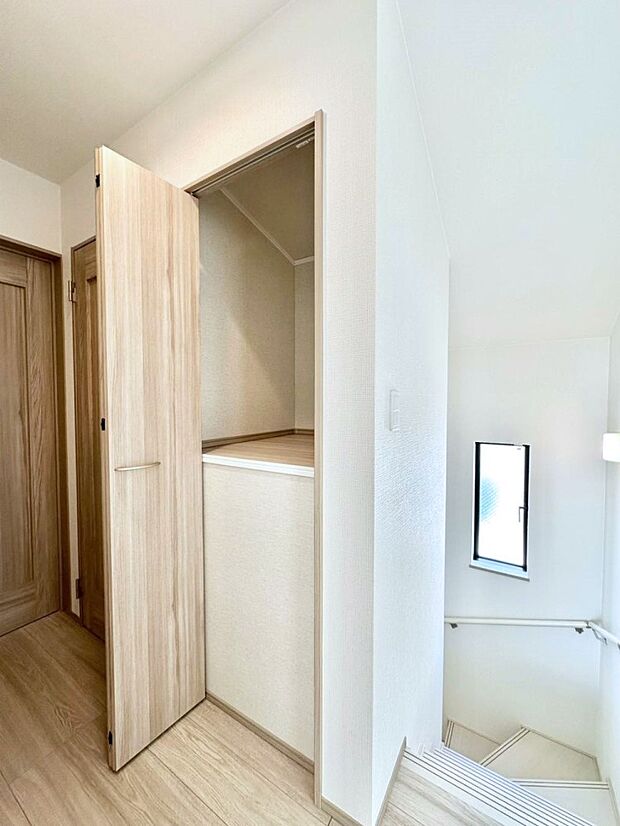 2階廊下収納には掃除用品や日用品のストックなどを収納できます。