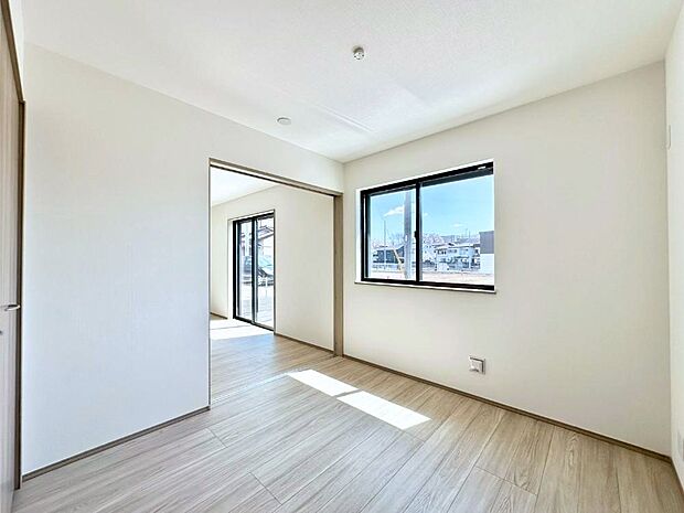 リビング隣接の洋室は個室としても利用できます