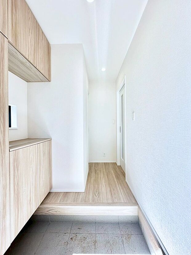 明るい玄関はお客様をお出迎えするのにぴったりです！ 