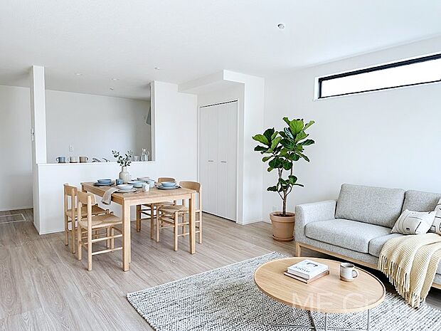 ご家族の賑やかな話し声で包まれる明るいリビング  ※家具はCGです