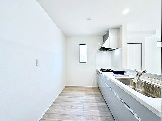 爽やかな風が通り抜けるキッチン。窓があるので明るく換気にも役立ちます。