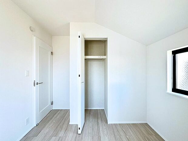 毎日着る衣類や荷物などの収納に便利！全居室クローゼット付きです。