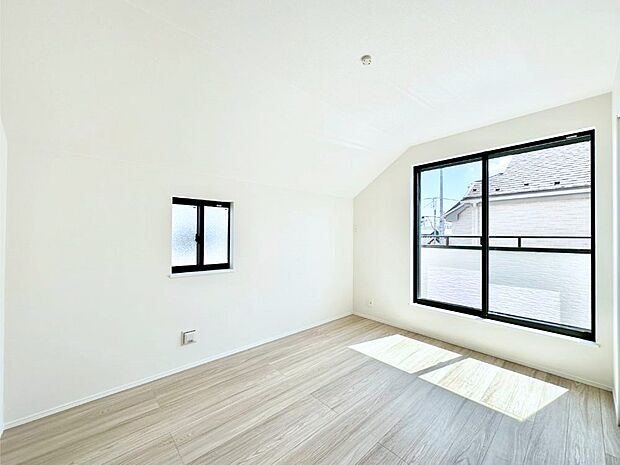 バルコニーが開放感をプラスしてくれる洋室