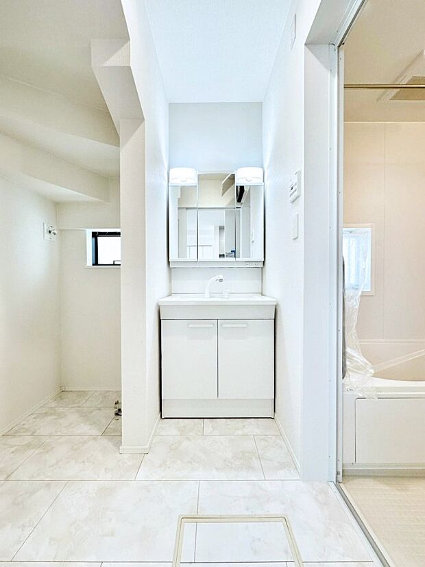 小窓がついているので湿気の多い場所でも換気が十分行えます。毎日の身支度を気持ち良く！