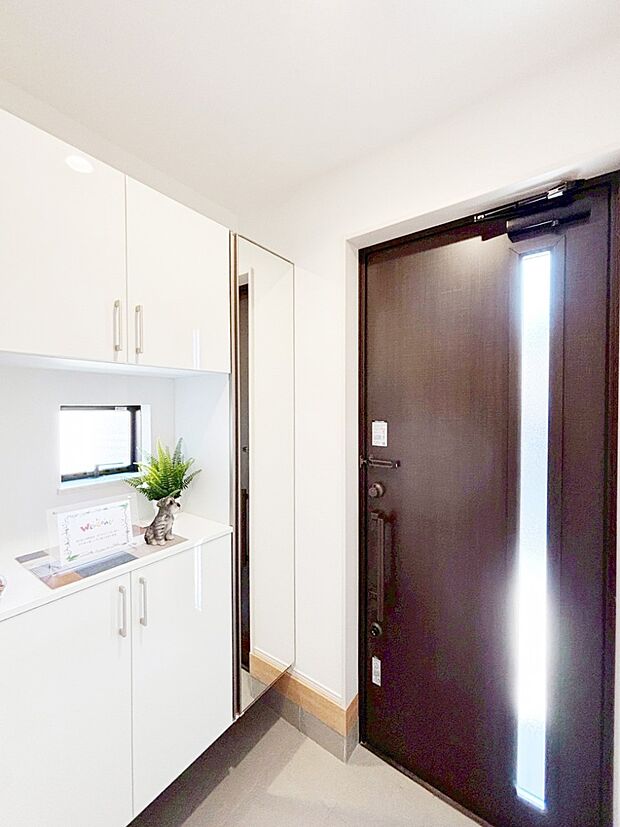 ガラススリットの入った玄関ドアが室内に光を届けてくれます