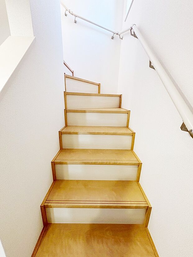 階段は手すり付きなので小さなお子さまやご高齢の方も安心です