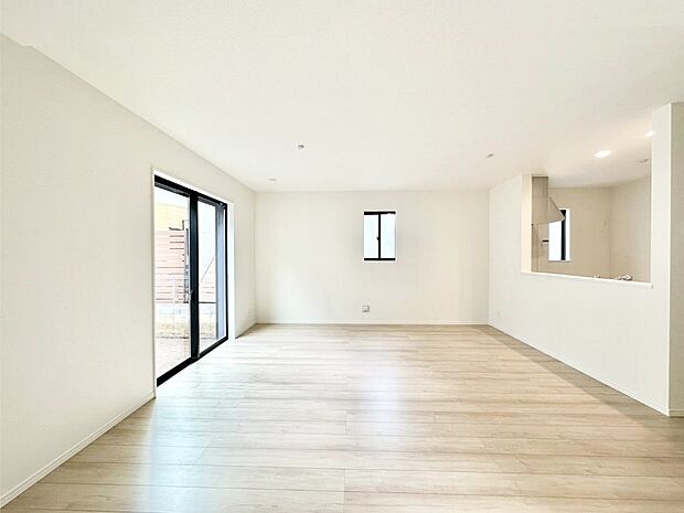 大きな窓からたっぷりの陽光と風を感じられるリビング