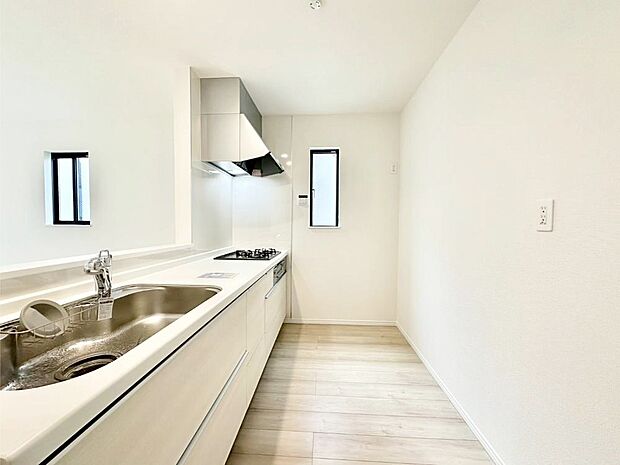 爽やかな風が通り抜けるキッチン。窓があるので明るく換気にも役立ちます。