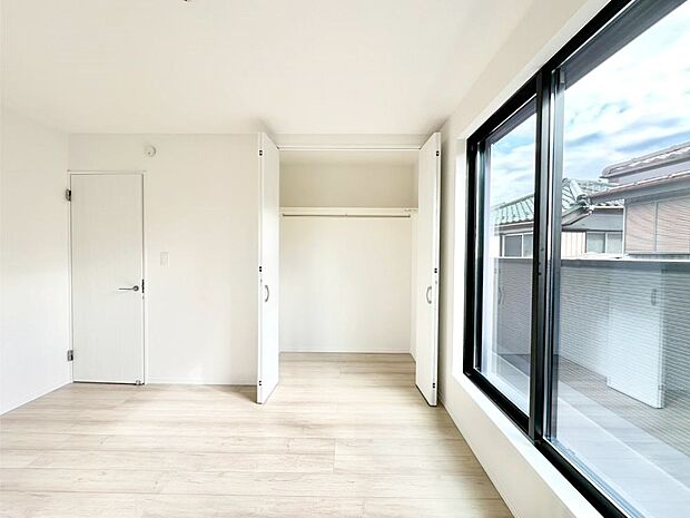 洋室のクローゼット。奥行きがあるので厚手の衣類もすっきり収まります。