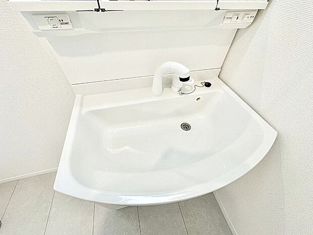 ハンドシャワー付き！使いやすい洗面台。