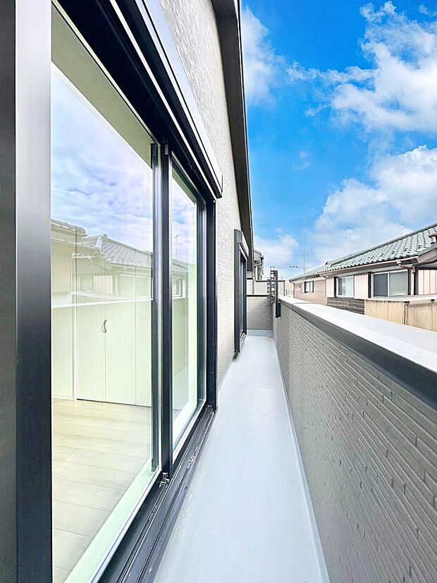 広々バルコニーでお洗濯物が気持ちよく乾きます。