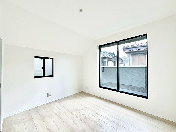 バルコニーが開放感をプラスしてくれる洋室