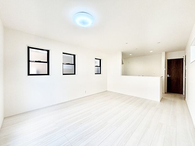 明るい陽光が注ぎ、寛ぎの雰囲気に満たされるリビング・ダイニング。