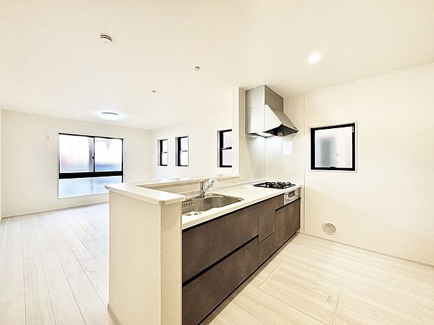 料理をしながらでもご家族との会話を楽しめる対面キッチン