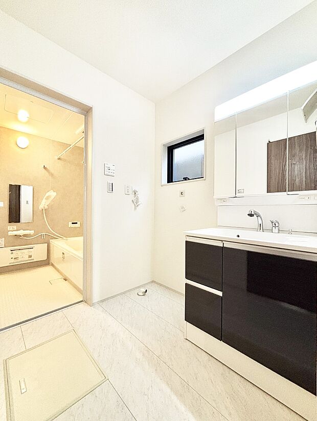 清潔感のある快適空間です。毎日の身支度も気持ち良くお使い頂けます。