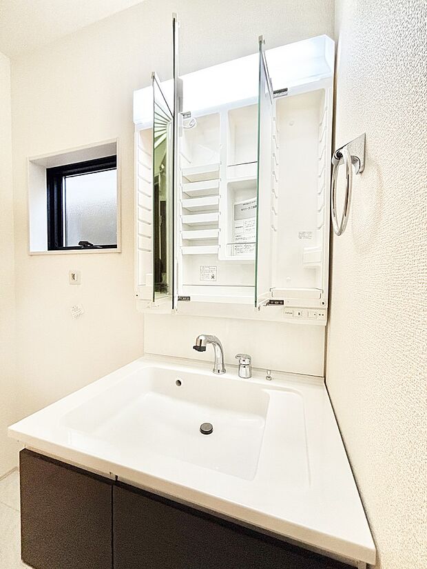 三面鏡の裏に、化粧品や衛生用品などを収納可能。洗面台をすっきりと保ちます!