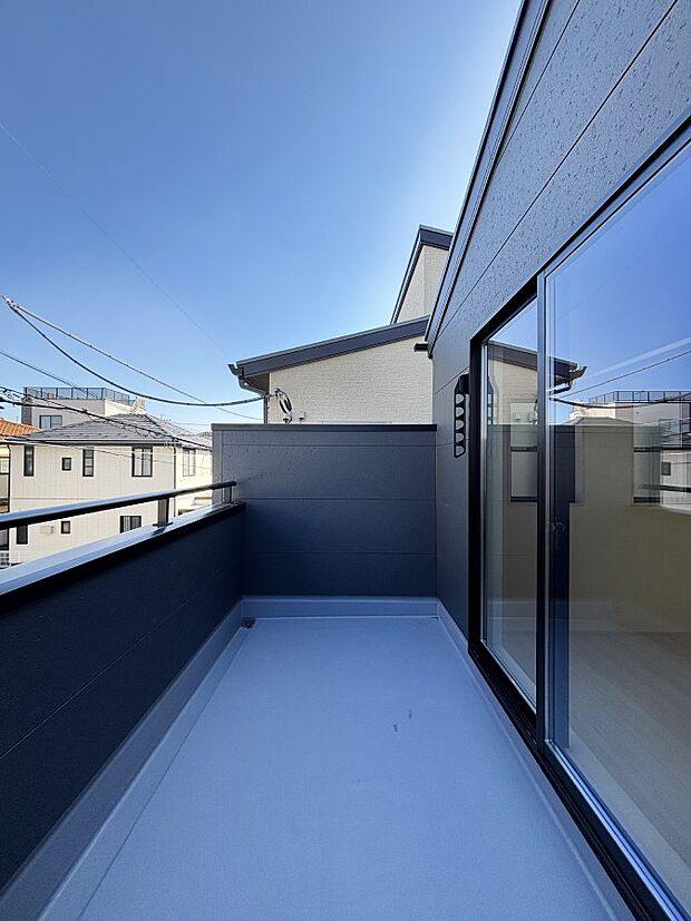 暖かな陽光が降り注ぐバルコニーはお洗濯におすすめ。爽やかな風も心地よいです。