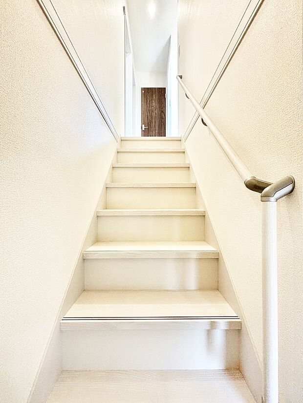 安全性を考慮し階段には手すりを設置しています