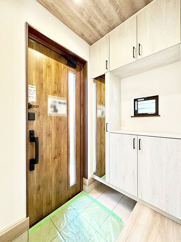 明るい陽光が入り込む玄関。ご家族の靴もスッキリ収納できる玄関収納付き!