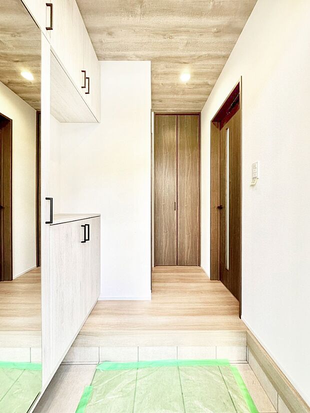 ミラー付きシューズボックスはお出かけ前の身だしなみチェックに便利