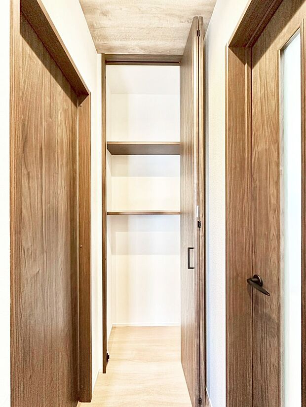 掃除道具・季節用品・日常品のストック置き場に便利です。