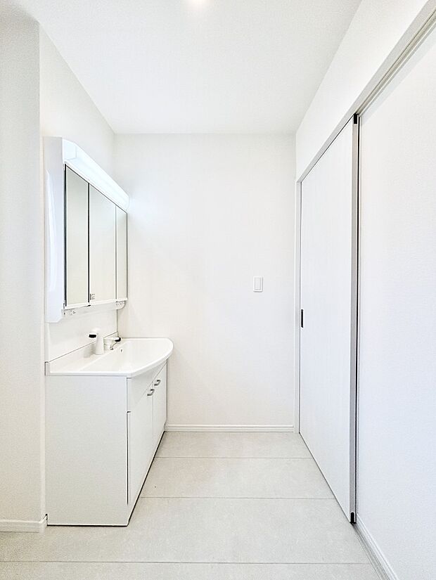 三面鏡キャビネット・シャワー付き洗面化粧台で忙しい朝の身支度もスムーズに!