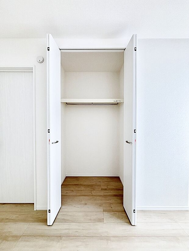 洋室のクローゼット。奥行きがあるので厚手の衣類もすっきり収まります。