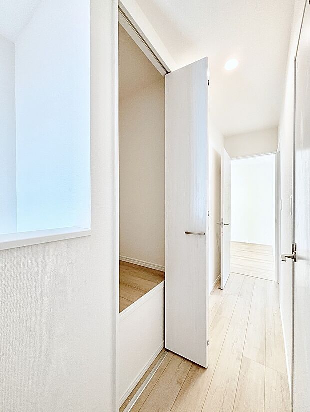 廊下収納。掃除道具や季節の小物を収納することができます。