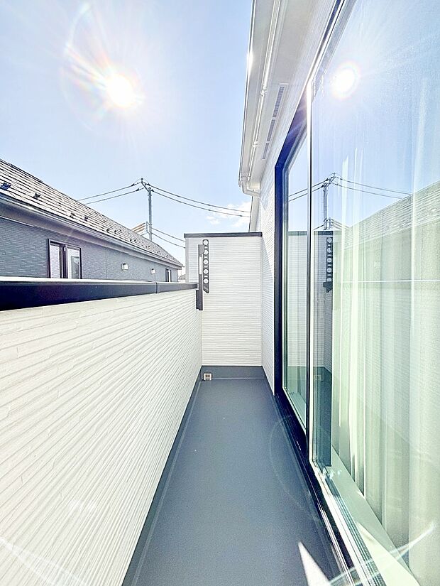 暖かな陽光が降り注ぐバルコニーはお洗濯におすすめ。爽やかな風も心地よいです。