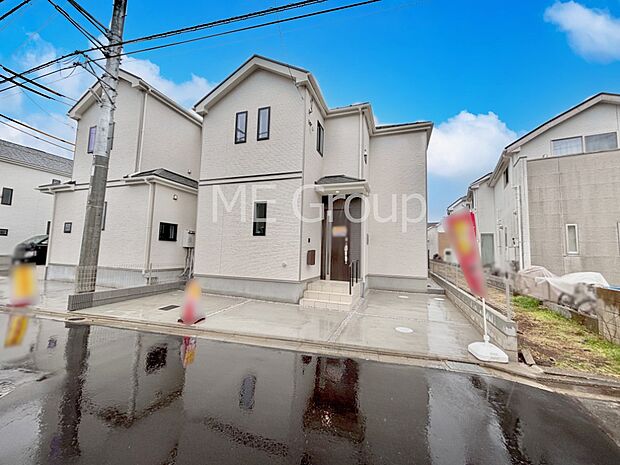 シンプルで落ち着きのある建物は住むかたの個性でオリジナルなものになっていきます。