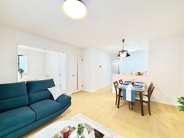 家族の笑顔が自然と生まれてくる、そんな雰囲気のダイニングに仕上がっています。