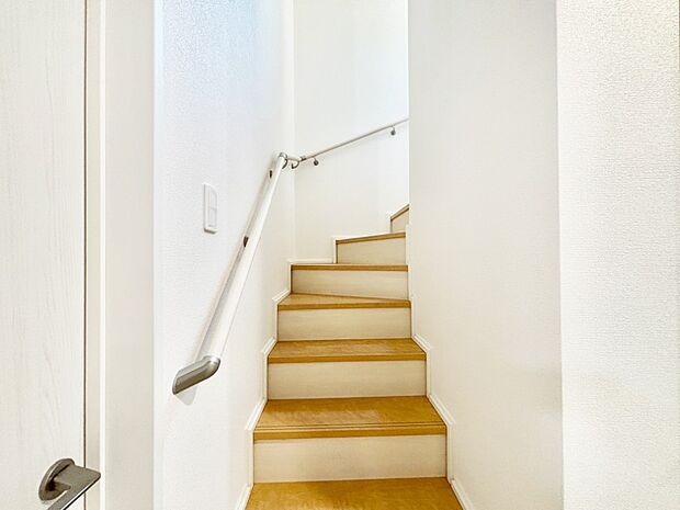 安全性を考慮し階段には手すりを設置しています