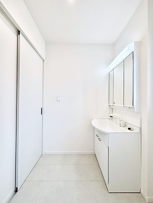 ゆとりの洗面スペースで朝の身支度もスムーズに