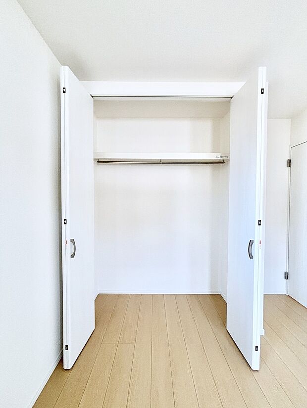 洋室のクローゼット。奥行きがあるので厚手の衣類もすっきり収まります。