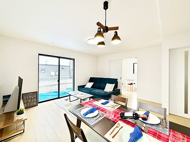 大きな窓からたっぷりの陽光と風を感じられるリビング