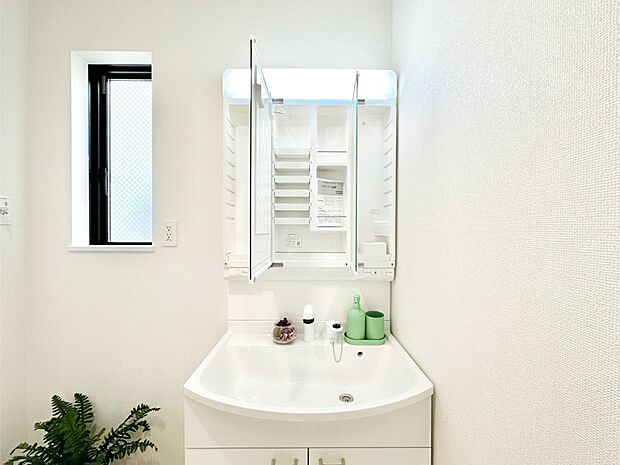 三面鏡の裏に、化粧品や衛生用品などを収納可能。洗面台をすっきりと保ちます!