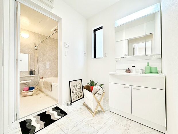 清潔感ある洗面化粧室で朝の身支度も快適